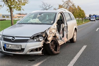 Ein schwerer Verkehrsunfall ereignete sich am Freitag gegen 14.15 Uhr auf der B 101 kurz nach dem Ortsausgangsschild Großschirma. Der Opelfahrer und sein Beifahrer wurden verletzt in eine Klinik gebracht.