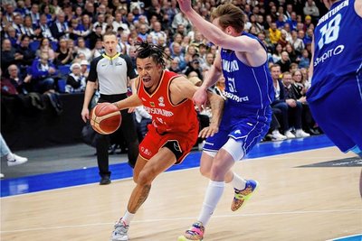 Nelson Weidemann feierte gegen Schweden ebenfalls sein Debüt im Nationaldress, hier ist er im Spiel am Montag in Finnland zu sehen. Dort machte er in knapp 15 Minuten Spielzeit sechs Punkte.