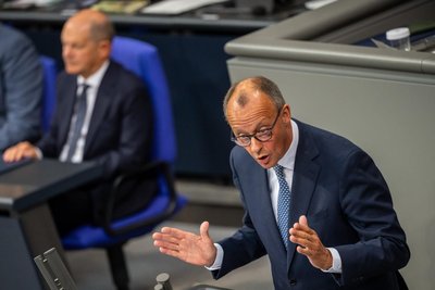 Unionsfraktionschef Friedrich Merz (rechts) reagiert in der Generaldebatte des Bundestages auf die Attacken von Bundeskanzler Olaf Scholz (links).