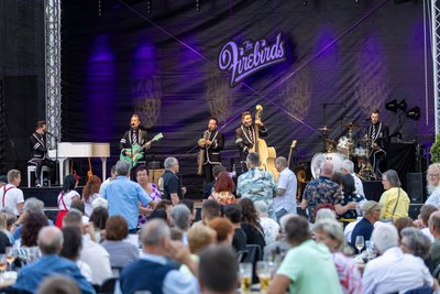 Mit The Firebirds ist am 20. Juni ein Rock‘n‘Roll-Abend bei den Freiberger Sommernächten angekündigt. Das Foto entstand 2025 im Hof von Schloss Freudenstein.