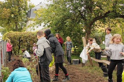 Auch zahlreiche neue Pflanzen ergänzen nun den Schulhof. Die Mädchen und Jungen waren beim Pflanzen eifrig dabei.