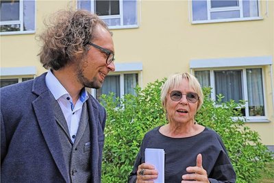 Baubürgermeister Martin Seltmann im Gespräch mit Eva Maria Kohl, Tochter des Künstlers Gottfried Kohl.