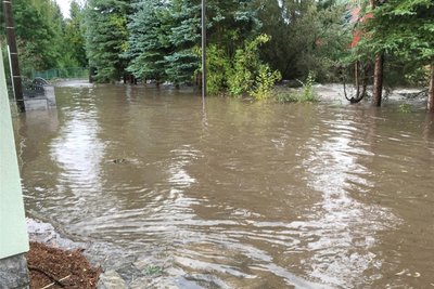 Bei Starkregen, wie hier im September 2019, steht der Münzbachtal-Weg unter Wasser.