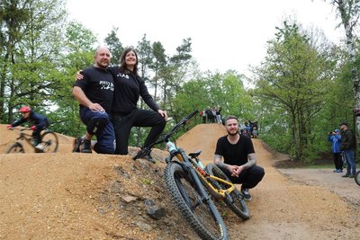 Daniel Schleußing, Mandy Christ und Alexander Knoch (v. l.) haben mit Jugendlichen den Bikepark angelegt.