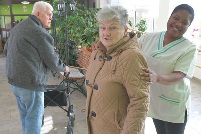 Ein seltenes Beispiel von Integration im Pflegejob: Rena Chisuko aus Simbabwe arbeitet im Seniorenheim „Johanna Rau“.