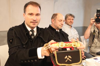 Philipp Preißler und Heiko Götze (v. l.) von der Historischen Freiberger Berg- und Hüttenknappschaft präsentieren das neue Koppel für die Berg- und Hüttenbeamten.