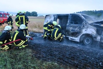 Einsatz auf einem Feld bei Zschorlau: Hier zündeten Fahrzeugdiebe einen Transporter an.