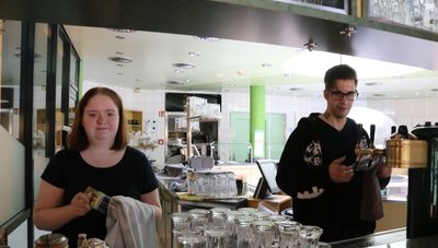 Lysanne Schüler und Andreas Frank können ihre Ausbildung zur Köchin und zum Restaurantfachmann auch in der Coronazeit fortsetzen. Fürs Foto haben sie die eigentlich geschlossene Bar im Bad kurz geöffnet. 