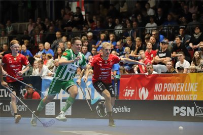 Im Anschluss an das Spiel der Fighters gab es das Eröffnungsspiel der 1. tschechischen Liga zwischen Champions-Cup-Sieger Tatran Stresovice (rot) und FBS Bohemians zu sehen.