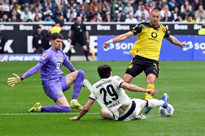 BVB-Torwart Gregor Kobel (l) und Waldemat Anton (r) im Duell mit Gladbachs Joe Scally. 