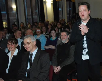 
              <p class="artikelinhalt">Schüler waren Mangelware bei der Lesetour von "Prinzen"-Sänger Sebastian Krumbiegel in Meerane. </p>
            