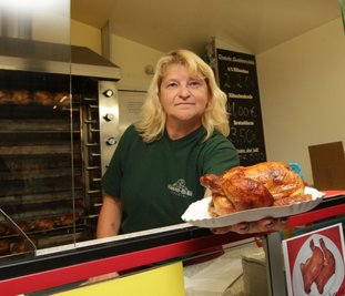 Mit den Dieben würde sie ein Hühnchen rupfen: Renate Schmeling arbeitet erst seit wenigen Tagen am Imbiss auf dem Kaufland-Parkplatz in Haselbrunn. Ihr erster Arbeitstag begann mit einem Einbruch.