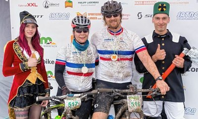 Wie alle Teilnehmer posierten Julia und Michael Schröder vom Team Rostock im Ziel mit Sylvana Löbig als Nussknacker und Bergmann André Eder.