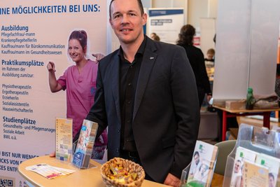 Frank Zwinscher, Chef der Z & L Unternehmensgruppe, will Nachwuchs für den Einstieg in einen Pflegeberuf motivieren.