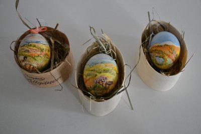 Mit Landschaften bemalte Ostereier sind eine Besonderheit der Künstlerin.