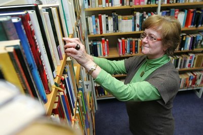 
              <p class="artikelinhalt">Mitarbeiterin Maria Bär sortiert ausgeliehene Bücher ein. Sie zählt zu den sechs Mitarbeitern der Einrichtung in der Holzstraße, die jährlich rund 1400 Nutzer betreut.</p>
            