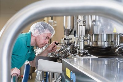 Benny Heß von der Firma Charlotte Meentzen steuert im Ansatzkessel die Elixier-Produktion.