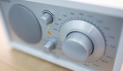 74,1 Prozent der über 14 Jahre alten deutschsprachigen Bevölkerung gibt an, an einem durchschnittlichen Werktag ein Radioangebot genutzt zu haben. Im Schnitt läuft das Radio 242 Minuten am Tag - also rund vier Stunden, 