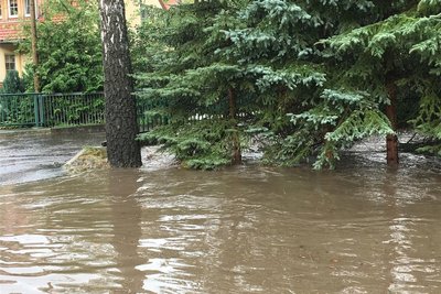 Auf diesem Bild von 2019 ist die Brücke über den Münzbach gerade noch über dem Wasserpegel.