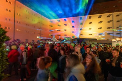 Zur Disco 90 im Schlosshof zu den Freiberger Sommernächten waren im August 2025 rund 900 Gäste dabei.