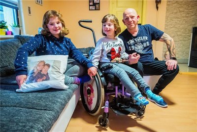 Mirko Heinz aus Hundshübel mit seinen beiden Töchtern Lilli (l.) und Lina. Die Siebenjährige ist seit Geburt rechtsseitig gelähmt und somit auf den Rollstuhl angewiesen. 