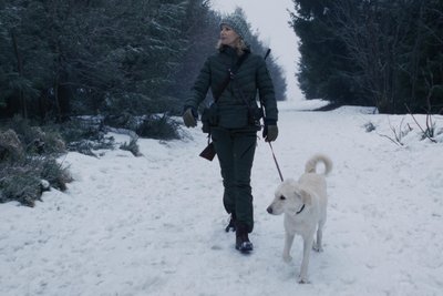 Dieses Bild zeigt Försterin Saskia Bergelt (Teresa Weißbach) mit Hündin Wolke in einer der wenigen wirklich winterlichen Szenen des Oberwiesenthaler Erzgebirgskrimis.