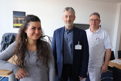 Ralf Walper, Chefarzt Zentrale Notaufnahme, und KKH-Geschäftsführer Matthias Stolze unterstützen Sophie Venus (v.r.) bei ihrer Ausbildung zum Physician Assistant in Freiberg.
