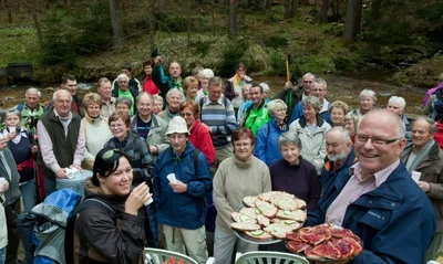 Ein volles Haus, beziehungsweise einen vollen Wald, gibt es immer, wenn die Wanderfreunde Sosa rufen. Vorn rechts Vereinschef Jörg Siegel mit den beliebten Schnittchen. Das Bild entstand im April 2011.