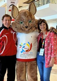 Frank (l.) und Christine Lukaschek posierten auch mit dem WM-Maskottchen. 