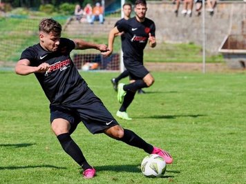 Danilo Braungardt vom Meeraner SV war stolz auf seine Mannschaft. "Du darfst aber auch stolz auf dich sein", sagte Trainer Dennis Engelmann nach seinem Dreierpack zu ihm. 