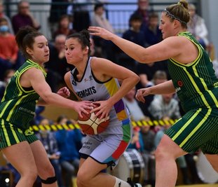 Jessica Kluge (hier im Spiel gegen Rist Wedel) gehört mit ihren 23 Jahren schon zu den älteren Spielerinnen der Chemcats.