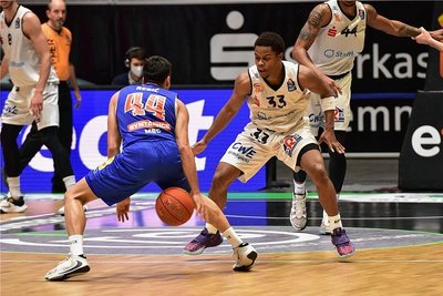 Eric Washington (Nummer 33) feierte beim 91:74 (40:28) gegen den Mitteldeutschen BC aus Weißenfels ein gelungenes Debüt für die Niners Chemnitz. Der US-amerikanische Point Guard war Ende des vergangenen Jahres aus Frankreich gekommen.