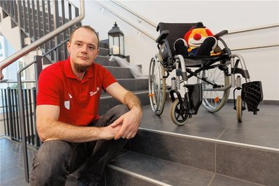 Sebastian Brückner leitet das Lacrima Trauerzentrum für Kinder in Zwönitz. Das braucht für behinderte Kinder einen Treppenaufzug. 