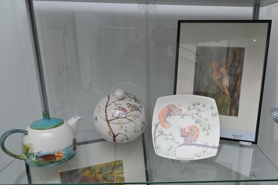In der Ausstellung finden sich zudem Keramik-Arbeiten.