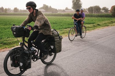 Unterwegs gibt es immer wieder neugierige Blicke von Einheimischen, hier noch in Tadschikistan.