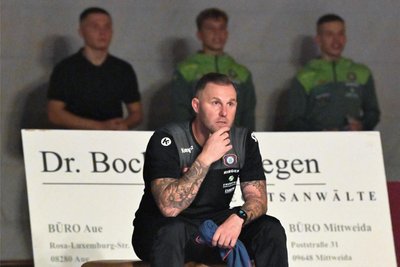 An der Matte immer voll konzentriert: Aues Chefcoach Björn Schöniger. Sieben Teams gehören zur 2. Bundesliga Ost. Auf sechs Heimkämpfe dürfen sich die Fans ab diesem Sonnabend freuen.