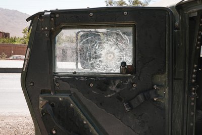 Auch so etwas bekommen sie zu Gesicht: eine Einschussstelle an der Autotür eines amerikanischen Humvee-Geländewagens.