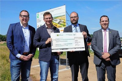 Minister Christian Piwarz (2. v. r.) übergab symbolisch 10,4 Millionen Euro an Bürgermeister Sascha Thamm (2. v. l.). Mit dieser Summe unterstützt Sachsen das Vorhaben.