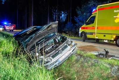 Der Volkswagen kam erst im Straßengraben zum Stehen.