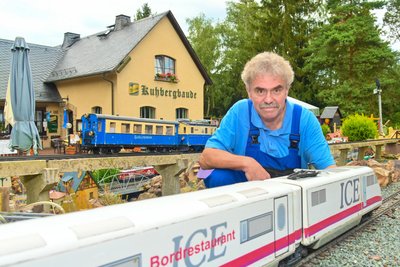 Christian Müller setzt seit Langem an der Kuhbergbaude auf die Gartenbahn.