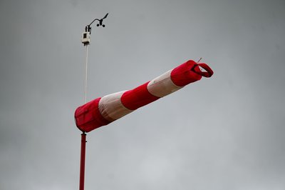 Ein Tornado hat das nordrhein-westfälische Gronau getroffen. Laut Deutschem Wetterdienst blieben weitere Unwetter in Deutschland aber weniger heftig als zunächst erwartet. (Symbolbild) 