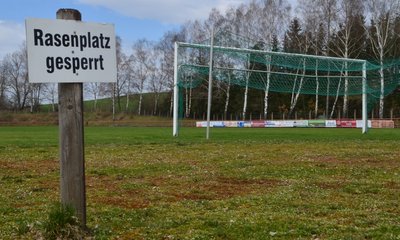 So wie in Krumhermersdorf sieht es seit Wochen auf vielen Fußballplätzen des Erzgebirges aus. Nun hoffen alle, dass sich dies bald ändert. 