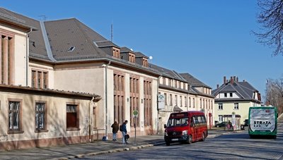 Zwischen der Bahnhofshalle und der ehemaligen Mitropa, dort wo die beiden Fahrgäste stehen, soll der neue Durchgang entstehen.