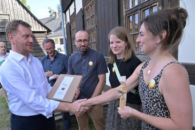 Ministerpräsident Michael Kretschmer (l.) hat zum Bergstreittag das Pochwerk in Schneeberg besucht – im Bild (v. l.) mit Lars Dahlitz, Thekla Nowak und Franziska Heinze vom Verein „Trubel in der Poche“.
