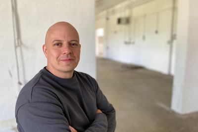 Lukasz Adolph gehört zum Vorstand des Cannabis Social Clubs HQ Dresden. Dieser plant den Anbau und die Ausgabe von Cannabis in Penig.
