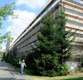 Noch stehen die Gerüste. Die Wohnungsbaugesellschaft Reichenbach hat den Wohnblock von fünf auf drei Geschosse kürzen lassen.