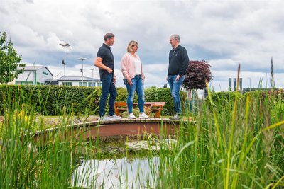 Jürgen Schletzer (v. l.), Antje Glänzel und Axel Richter vor dem kleinen Teich am Eingang. Im Gelände gab es einst ein anderes Gewässer, an dem eine kleine Geschichte hängt.