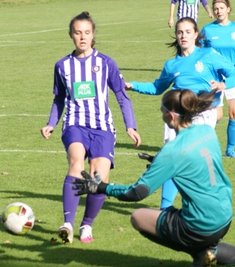 Antonia Zamzow gehört zu den Leitfiguren in der Auer Landesliga-Elf. Oft drückt sie Begegnungen - wie hier der gegen Chemnitz - ihren Stempel auf. 