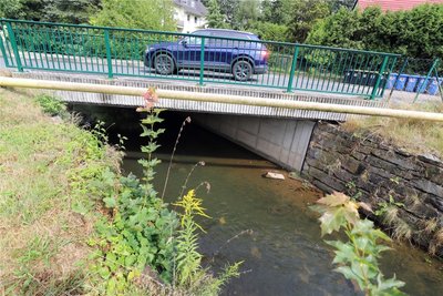 Nach Aussage der Anwohner müsste auch an dieser weiteren Brücke etwas geschehen, damit sie die Wassermassen nicht ausbremst.