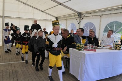 Ministerpräsident Michael Kretschmer (r.) erlebte eine Aufführung der Hortkinder des Kinderhauses Neustädtel.